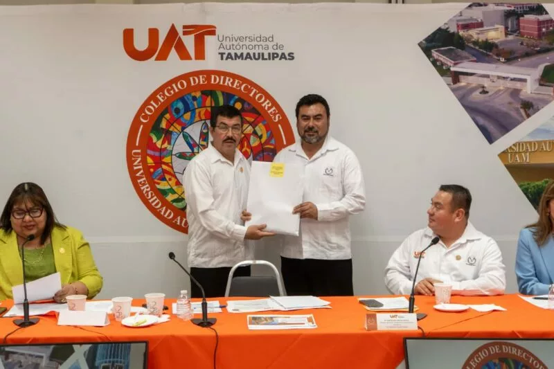 Reconoce rector la excelencia académica de egresados UAT en el EGEL